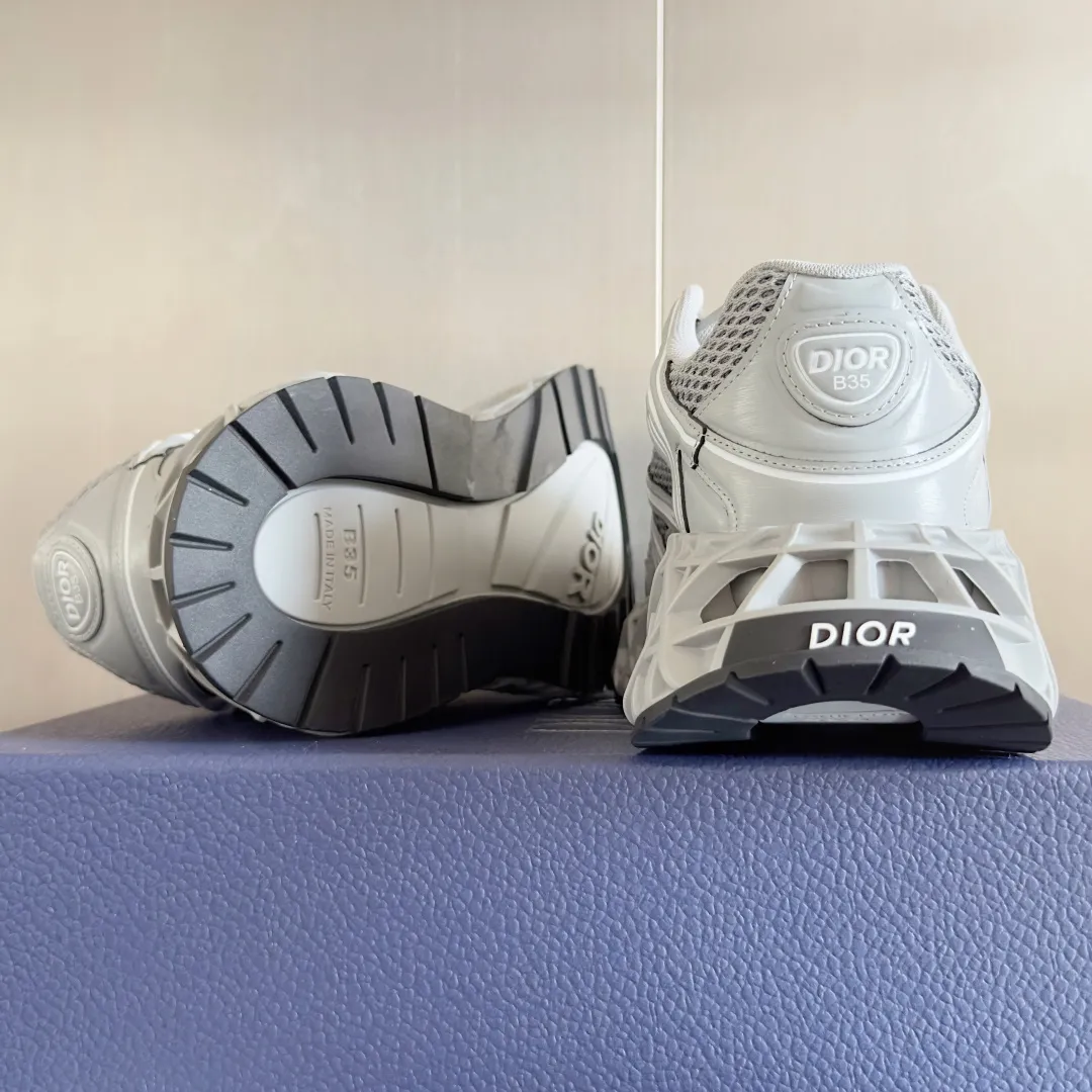 【DIOR】P:800💰 Men's 39-44. (Male 45.46 custom-made) Dior kawa Dior joint 2025ss casual sports shoes‼ ️ Reinterpret running shoes with dior’s haute couture style. b35 is made of fine-textured leather and mesh fabric materials. It can be worn in all seasons, is comfortable and breathable, and has many lines on the shoe body to outline details. It has a full retro three-dimensional feel and can create a casual look all year round!